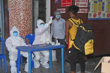Burdwan Kasabası, Purba Bardhaman Bölgesi, Batı Bengal / Hindistan - 24.05.2020: Chennai 'den gelen' Shramik Özel 'treniyle Burdwan' a dönen göçmen işçiler Roman Coronavirus (COVID-19) için sağlık taraması yapılıyor.