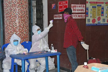 Burdwan Kasabası, Purba Bardhaman Bölgesi, Batı Bengal / Hindistan - 24.05.2020: Chennai 'den gelen' Shramik Özel 'treniyle Burdwan' a dönen göçmen işçiler Roman Coronavirus (COVID-19) için sağlık taraması yapılıyor.