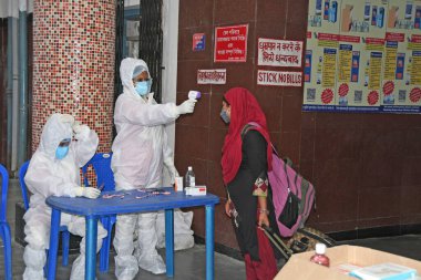 Burdwan Kasabası, Purba Bardhaman Bölgesi, Batı Bengal / Hindistan - 24.05.2020: Chennai 'den gelen' Shramik Özel 'treniyle Burdwan' a dönen göçmen işçiler Roman Coronavirus (COVID-19) için sağlık taraması yapılıyor.