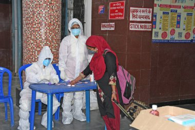 Burdwan Kasabası, Purba Bardhaman Bölgesi, Batı Bengal / Hindistan - 24.05.2020: Chennai 'den gelen' Shramik Özel 'treniyle Burdwan' a dönen göçmen işçiler Roman Coronavirus (COVID-19) için sağlık taraması yapılıyor.
