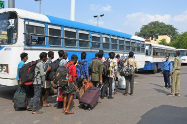 Burdwan Town, Batı Bengal / Hindistan - 06.06.2020: Novel Coronavirus 'un (COVID-19) ortaya çıkmasıyla mahsur kalan göçmen işçiler, diğer eyaletlerden gelen' Shramik Special 'treniyle kendi devletlerine (Batı Bengal) döndüler..