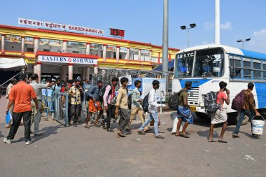 Burdwan Town, Batı Bengal / Hindistan - 06.06.2020: Novel Coronavirus 'un (COVID-19) ortaya çıkmasıyla mahsur kalan göçmen işçiler, diğer eyaletlerden gelen' Shramik Special 'treniyle kendi devletlerine (Batı Bengal) döndüler..
