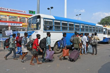 Burdwan Town, Batı Bengal / Hindistan - 06.06.2020: Novel Coronavirus 'un (COVID-19) ortaya çıkmasıyla mahsur kalan göçmen işçiler, diğer eyaletlerden gelen' Shramik Special 'treniyle kendi devletlerine (Batı Bengal) döndüler..