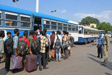 Burdwan Town, Batı Bengal / Hindistan - 06.06.2020: Novel Coronavirus 'un (COVID-19) ortaya çıkmasıyla mahsur kalan göçmen işçiler, diğer eyaletlerden gelen' Shramik Special 'treniyle kendi devletlerine (Batı Bengal) döndüler..