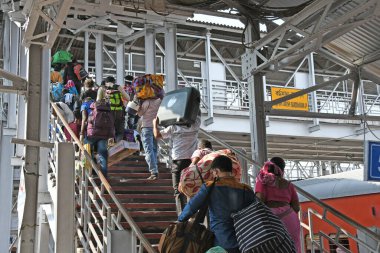 Burdwan Town, Batı Bengal / Hindistan - 06.06.2020: Novel Coronavirus 'un (COVID-19) ortaya çıkmasıyla diğer eyaletlerde mahsur kalan insanlar Poorva Express (Howrah-New Delhi Covid-19 özel) treni ile Purba Bardhaman ilçesine geri döndü.