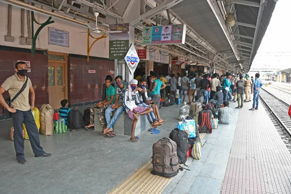 西孟加拉邦伯德万市 2020年6月6日 因新奇科罗纳维勒斯 Covid 的出现而滞留的移民工人乘坐 Shramik Special Shramik Special 列车从其他邦返回家乡邦 — 图库照片