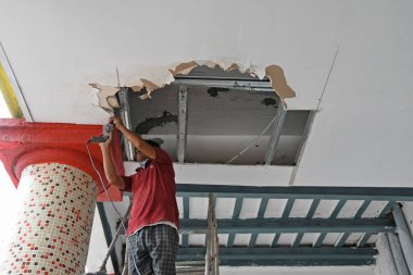 Burdwan, Batı Bengal / Hindistan - 07.06.2020: COVID-19 'un ortaya çıkmasıyla başka bir eyalette mahsur kalan bir göçmen işçi, hükümetin girişimiyle Burdwan İstasyonu' nda yanlış bir tavan çökmesi sonucu hafif yaralandı