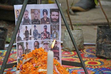 Burdwan Kasabası, Purba Bardhaman Bölgesi, Batı Bengal / Hindistan - 18.06.2020: Rashtriya Swayamsevak Sangh, Çin ve Hint askerleri arasındaki çatışmalarda ölen Hintli askerlere saygılarını sunuyor..