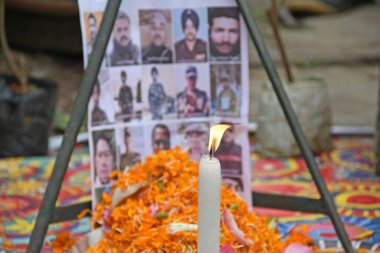 Burdwan Kasabası, Purba Bardhaman Bölgesi, Batı Bengal / Hindistan - 18.06.2020: Rashtriya Swayamsevak Sangh, Çin ve Hint askerleri arasındaki çatışmalarda ölen Hintli askerlere saygılarını sunuyor..