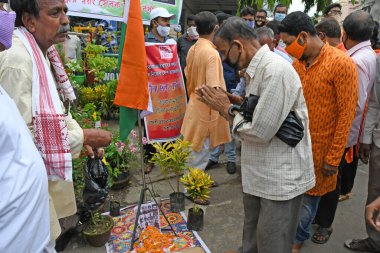 Burdwan Kasabası, Purba Bardhaman Bölgesi, Batı Bengal / Hindistan - 18.06.2020: Rashtriya Swayamsevak Sangh, Çin ve Hint askerleri arasındaki çatışmalarda ölen Hintli askerlere saygılarını sunuyor..