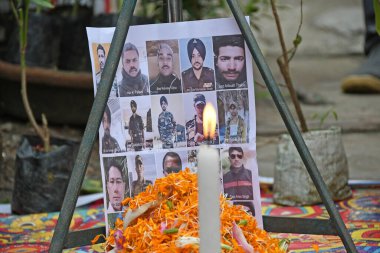 Burdwan Kasabası, Purba Bardhaman Bölgesi, Batı Bengal / Hindistan - 18.06.2020: Rashtriya Swayamsevak Sangh, Çin ve Hint askerleri arasındaki çatışmalarda ölen Hintli askerlere saygılarını sunuyor..