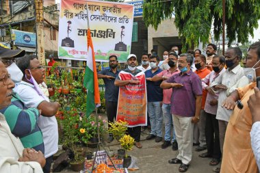 Burdwan Kasabası, Purba Bardhaman Bölgesi, Batı Bengal / Hindistan - 18.06.2020: Rashtriya Swayamsevak Sangh, Çin ve Hint askerleri arasındaki çatışmalarda ölen Hintli askerlere saygılarını sunuyor..