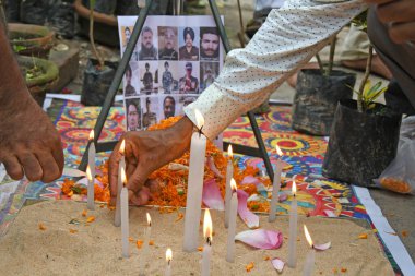 Burdwan Kasabası, Purba Bardhaman Bölgesi, Batı Bengal / Hindistan - 18.06.2020: Rashtriya Swayamsevak Sangh, Çin ve Hint askerleri arasındaki çatışmalarda ölen Hintli askerlere saygılarını sunuyor..