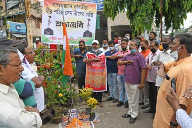 Burdwan Kasabası, Purba Bardhaman Bölgesi, Batı Bengal / Hindistan - 18.06.2020: Rashtriya Swayamsevak Sangh, Çin ve Hint askerleri arasındaki çatışmalarda ölen Hintli askerlere saygılarını sunuyor..