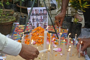 Burdwan Kasabası, Purba Bardhaman Bölgesi, Batı Bengal / Hindistan - 18.06.2020: Rashtriya Swayamsevak Sangh, Çin ve Hint askerleri arasındaki çatışmalarda ölen Hintli askerlere saygılarını sunuyor..