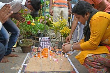 Burdwan Kasabası, Purba Bardhaman Bölgesi, Batı Bengal / Hindistan - 18.06.2020: Rashtriya Swayamsevak Sangh, Çin ve Hint askerleri arasındaki çatışmalarda ölen Hintli askerlere saygılarını sunuyor..
