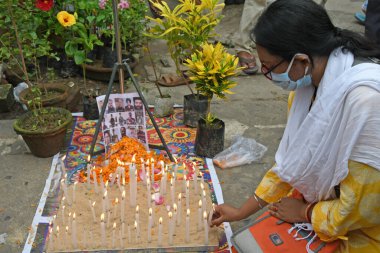 Burdwan Kasabası, Purba Bardhaman Bölgesi, Batı Bengal / Hindistan - 18.06.2020: Rashtriya Swayamsevak Sangh, Çin ve Hint askerleri arasındaki çatışmalarda ölen Hintli askerlere saygılarını sunuyor..