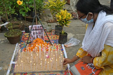 Burdwan Kasabası, Purba Bardhaman Bölgesi, Batı Bengal / Hindistan - 18.06.2020: Rashtriya Swayamsevak Sangh, Çin ve Hint askerleri arasındaki çatışmalarda ölen Hintli askerlere saygılarını sunuyor..
