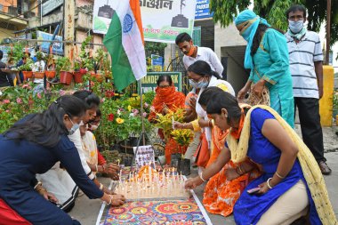 Burdwan Kasabası, Purba Bardhaman Bölgesi, Batı Bengal / Hindistan - 18.06.2020: Rashtriya Swayamsevak Sangh, Çin ve Hint askerleri arasındaki çatışmalarda ölen Hintli askerlere saygılarını sunuyor..