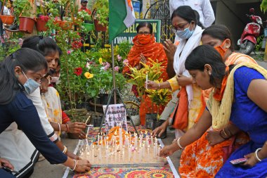 Burdwan Kasabası, Purba Bardhaman Bölgesi, Batı Bengal / Hindistan - 18.06.2020: Rashtriya Swayamsevak Sangh, Çin ve Hint askerleri arasındaki çatışmalarda ölen Hintli askerlere saygılarını sunuyor..