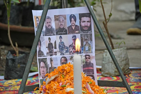Burdwan Kasabası, Purba Bardhaman Bölgesi, Batı Bengal / Hindistan - 18.06.2020: Rashtriya Swayamsevak Sangh, Çin ve Hint askerleri arasındaki çatışmalarda ölen Hintli askerlere saygılarını sunuyor..