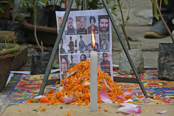 Burdwan Kasabası, Purba Bardhaman Bölgesi, Batı Bengal / Hindistan - 18.06.2020: Rashtriya Swayamsevak Sangh, Çin ve Hint askerleri arasındaki çatışmalarda ölen Hintli askerlere saygılarını sunuyor..