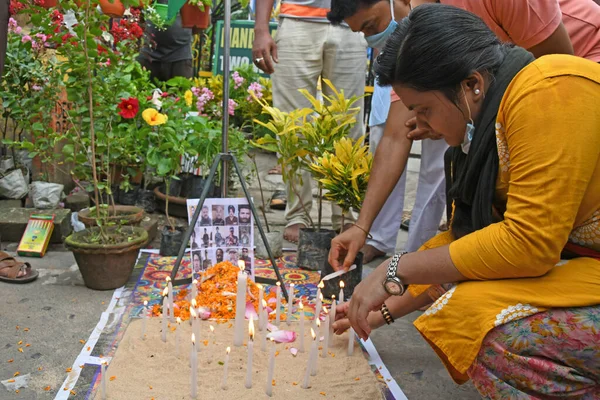 Burdwan Kasabası, Purba Bardhaman Bölgesi, Batı Bengal / Hindistan - 18.06.2020: Rashtriya Swayamsevak Sangh, Çin ve Hint askerleri arasındaki çatışmalarda ölen Hintli askerlere saygılarını sunuyor..