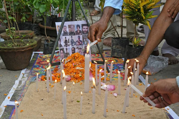 Burdwan Kasabası, Purba Bardhaman Bölgesi, Batı Bengal / Hindistan - 18.06.2020: Rashtriya Swayamsevak Sangh, Çin ve Hint askerleri arasındaki çatışmalarda ölen Hintli askerlere saygılarını sunuyor..
