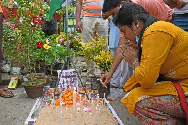 Burdwan Kasabası, Purba Bardhaman Bölgesi, Batı Bengal / Hindistan - 18.06.2020: Rashtriya Swayamsevak Sangh, Çin ve Hint askerleri arasındaki çatışmalarda ölen Hintli askerlere saygılarını sunuyor..
