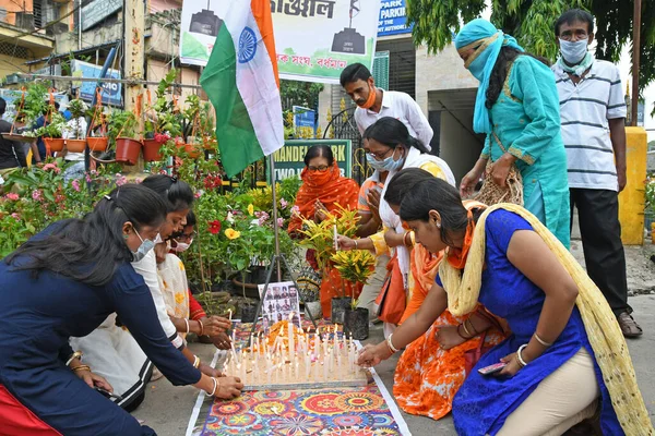 Burdwan Kasabası, Purba Bardhaman Bölgesi, Batı Bengal / Hindistan - 18.06.2020: Rashtriya Swayamsevak Sangh, Çin ve Hint askerleri arasındaki çatışmalarda ölen Hintli askerlere saygılarını sunuyor..