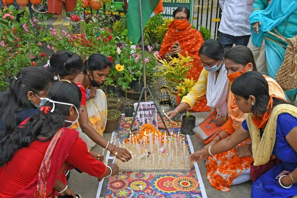 Burdwan Kasabası, Purba Bardhaman Bölgesi, Batı Bengal / Hindistan - 18.06.2020: Rashtriya Swayamsevak Sangh, Çin ve Hint askerleri arasındaki çatışmalarda ölen Hintli askerlere saygılarını sunuyor..