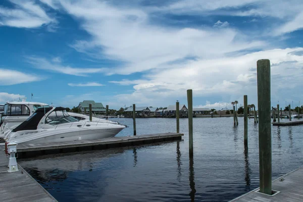 Lüks tekneler Kuzey Carolina Bald Head Island Marina demirledi. Yukarıdaki mavi beyaz bulutlar ile doludur - huşu, ilham verici, karşılama tatil ve Doğu Kuzey Caorlina gezginler