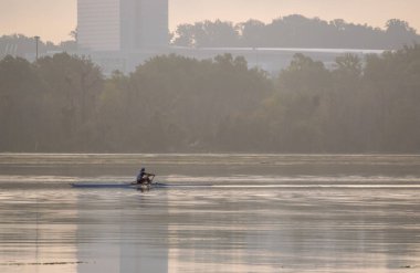 Sabah kürekçisi. Erken saatlerde Potomac Nehri boyunca Downtown İskenderiye Virginia sahil. Abd'nin Başkenti Washington Dc'nin dışında sessiz, huzurlu, şirin tarihi bir şehir