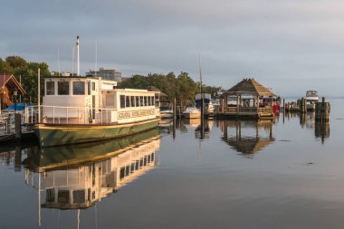 Alexandria Virginia'daki Potomac Nehri'nde, Columbia Bölgesi'nin hemen dışında, Washington Dc, ABD'de tekneler. Sabahın erken saatlerinde sakin sular, limanda yelkenliler dinlenir, kürekler, kürekler sessizce bekler