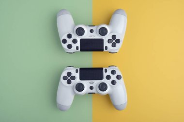 Modern beyaz gamepad (joystick) renkli arka plan üzerinde. Üst te. Metin için alan kopyalama.