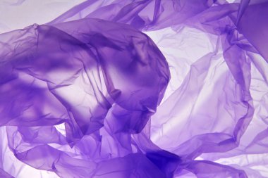 Plastik torba arka plan. Mor soyut arka plan. Katmanlı bant çizgisi, metin kartlarının tasarımı için şablon