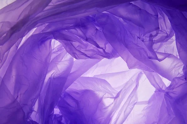 Plastik torba arka plan. Modern yapay sentetik leylak rengi buruşuk kabartma. Dalgalı kaba buruşuk girdap sarma trendy yapısı. Metin için alanla en üst ayrıntı makro görünümünü kapatma.