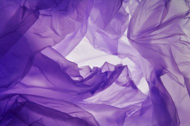 Plastik torba. Koyu mor leke arka plan. Metin ve tasarım için soyut blob.