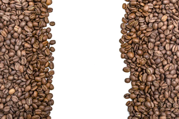 Vertikale Rahmen von gerösteten Kaffeebohnen isoliert auf weiß kann als Hintergrund oder Textur verwenden. Kopierraum für Text. — Stockfoto