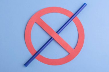 Plastik yok. Mavi bir arka plan üzerinde yasaklama işareti küçük mavi saman, çevre üzerindeki etkisi nedeniyle hiçbir plastik saman bir işaret gösteren. Metin için alan kopyalama.