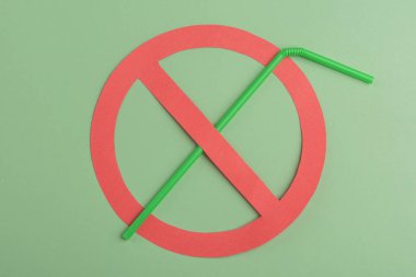 Plastik yok. Yeşil plastik saman yeşil bir arka plan üzerinde kırmızı bir yasaklama daire içinde kurulmuş, bir çevre endişe için konu yasağı bir kampanya söylüyorum. Metin için alan kopyalama.