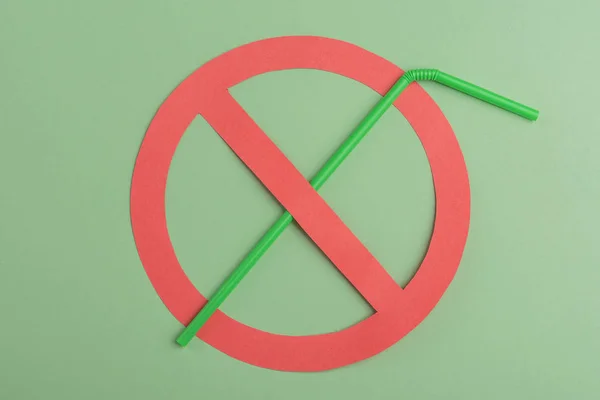 Plastik yok. Yeşil plastik saman yeşil bir arka plan üzerinde kırmızı bir yasaklama daire içinde kurulmuş, bir çevre endişe için konu yasağı bir kampanya söylüyorum. Metin için alan kopyalama.