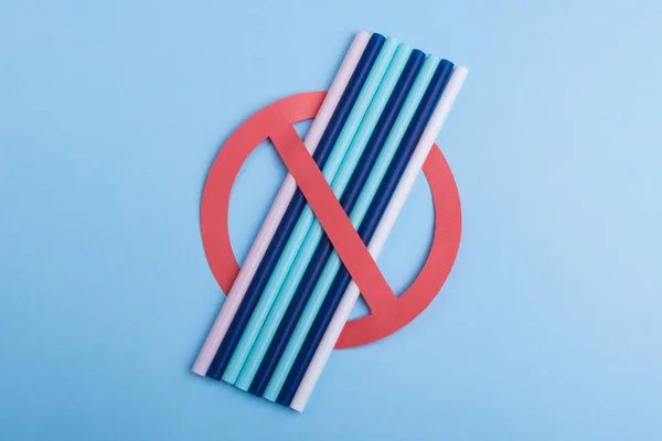 Plastik Pipetlere, plastik kirliliğine ve çevre koruma konseptine hayır deyin. Üst Görünüm. Metin için alan kopyalama.