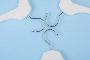 Üç elbise askısı üzerinde kanca kapatın. Düz yatıyordu. Metin için kopyalama alanı ile arka plan olarak kullanabilirsiniz.