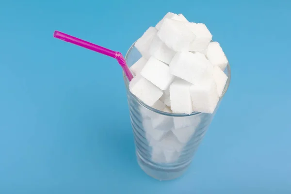 El concepto de exceso de azúcar en las bebidas. Copiar espacio para texto . — Foto de Stock