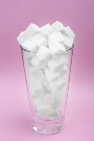 Bir bardak sodada şeker. Aşırı şeker tüketimi obeziteye yol açar. Sağlıklı beslenme kavramı. — Stok fotoğraf