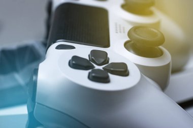 Beyaz joystick gamepad. Bilgisayar oyun teknolojisi oyun rekabet videooyunu kontrol çatışma kavramı.