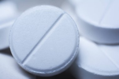 Beyaz renkli haplar. Tabletlerin makro ayrıntıları. Yakından kapatın. Cfn medicene arka plan olarak kullanımı.