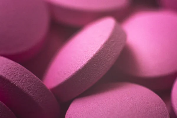 Pills makro. Pembe tabletler. Tıbbi geçmiş. Yakın çekim.
