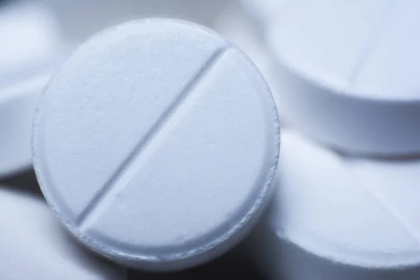 Beyaz renkli haplar. Tabletlerin makro ayrıntıları. Yakından kapatın. Cfn medicene arka plan olarak kullanımı.
